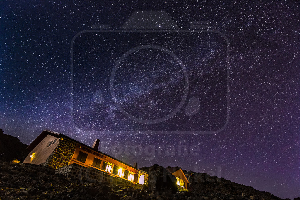 Die Milchstraße über dem Refugio Altavista am Teide